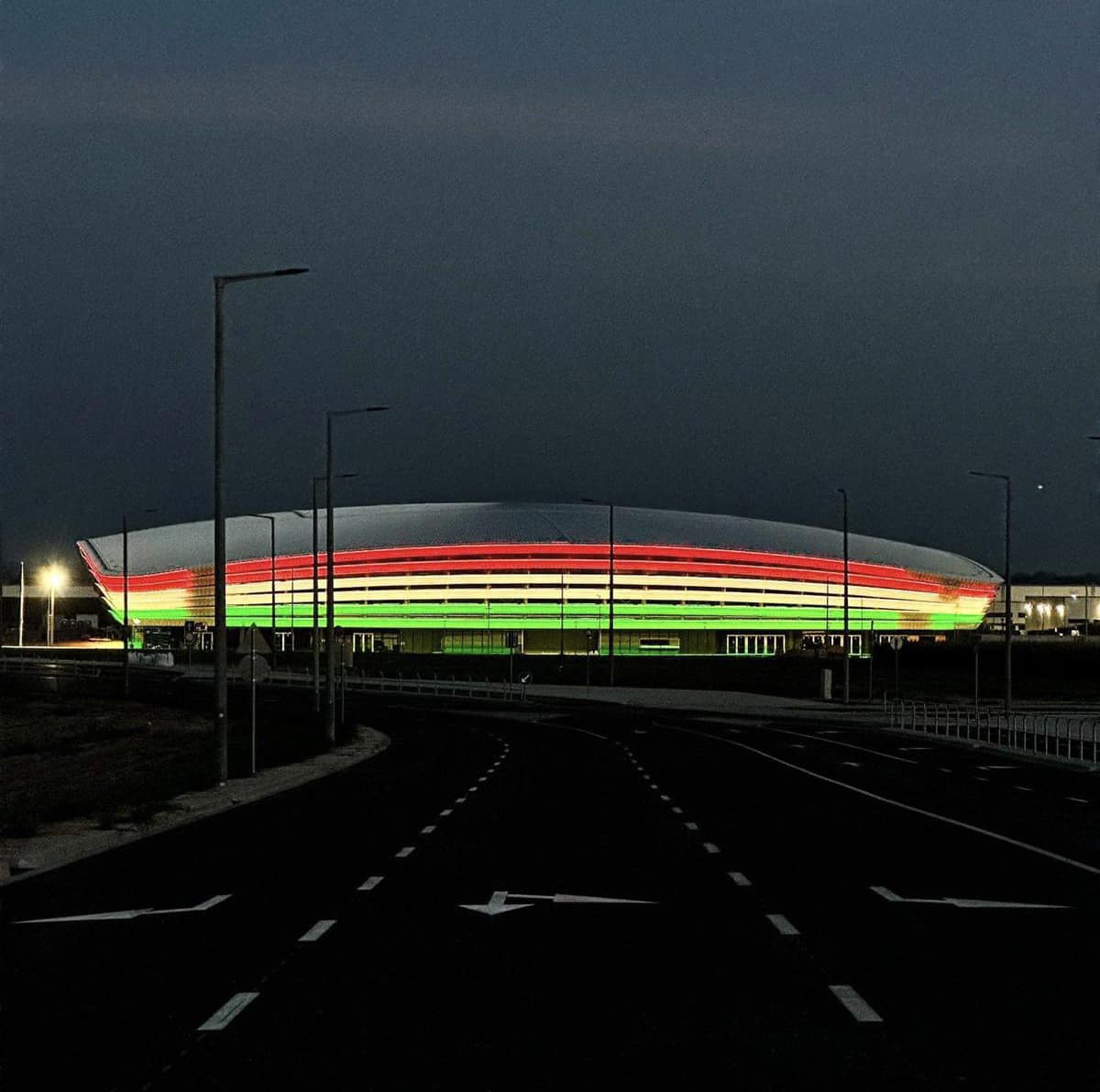 Így is ünnepel Székesfehérvár - nemzeti színű kivilágítást kapott az emlékmű és a csarnok